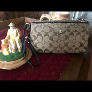 🎩COACH large wristlet🎩